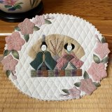 ひな人形と桃の花（おひな様のキルト）