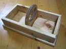 画像: 木製ソーイングボックスとハートの糸立て